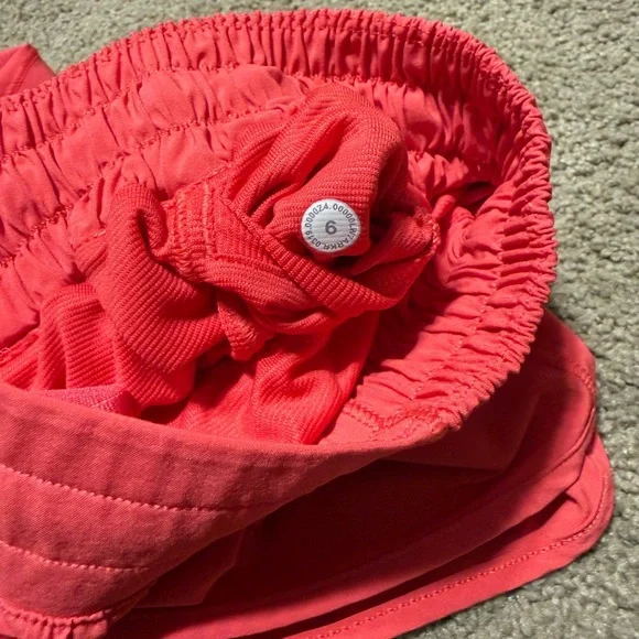 lululemon Hotty hot shorts 2.5” inseam, heart throb color, size 6 - Picture 4 of 4